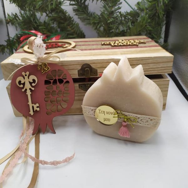 Ξύλινο κουτί με κερί αρωματικό και γούρι